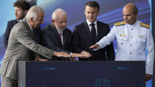 Macron lansează împreună cu Lula la apă un submarin de tip Scorpène, Tonelero, cu propulsie convenţională şi anunţă că Franţa urmează să ajute Brazilia să dezvolte propulsia nucleară, într-un vast program de transfer de tehnologie din 2008 care înregistre