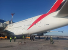 Un camion se încastrează într-un Airbus A380 aparţinând Emirates pe Aeroportul Domodedovo din Mosvova