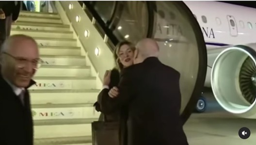 Premierul libanez a confundat-o pe Giorgia Meloni cu asistenta ei. Filmuleţul în care o întâmpină şi o pupă la scara avionului a devenit viral - VIDEO