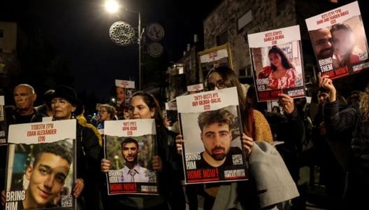 Israel: Familiile ostaticilor au făcut apel la o mare manifestaţie în faţa Parlamentului
