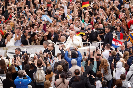 Papa Francisc prezidează slujba de Paşte şi îşi oferă o baie de mulţime