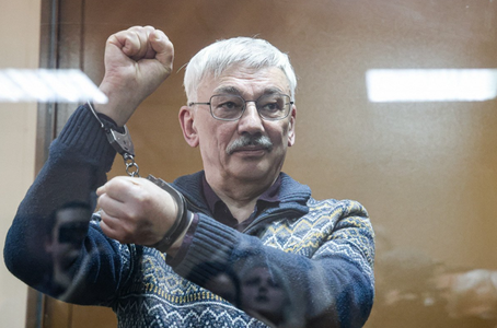 ONG-ul rus de apărarea drepturilor omului Memorial, îngrijorat de starea sănătăţii disidentului încarcerat Oleg Orlov, pe cale să-şi piardă auzul, acuză autorităţile că-l supun unui ”tratament inuman” 