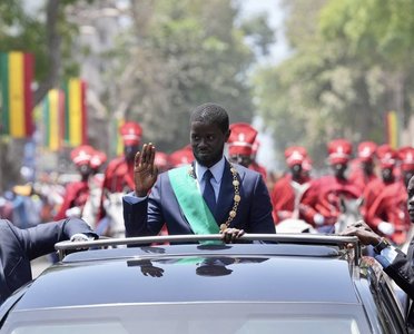 Situaţie fără precedent în Senegal: Două prime-doamne la palatul prezidenţial. Cel mai tânăr preşedinte din istoria ţării, ales la trei săptămâni după ce a ieşit din închisoare, are două soţii - VIDEO, FOTO