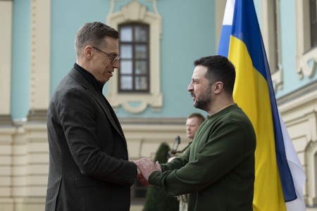 Finlanda a semnat cu Ucraina un acord de securitate pe 10 ani şi îşi va intensifica ajutorul militar pentru Kiev. Este al optulea membru NATO care încheie o astfel de înţelegere cu Kievul