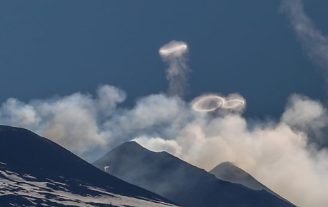 Cercuri de fum aproape perfecte ies din Vulcanul Etna şi oferă un adevărat spectacol