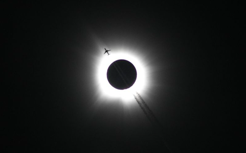 O imagine surprinde un avion de linie, Luna, Soarele în timpul eclipsei totale din SUA şi devine virală
