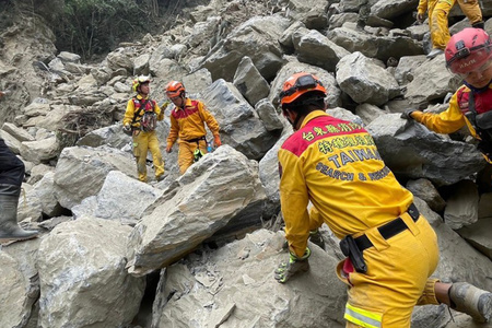 Bilanţul victimelor cutremurului din Taiwan creşte la 16 morţi, Preşedinta Tsai Ing-wen, în vizită în Hualien, cea mai afectată. Până la 40 de persoane în continuare izolate de alunecări de teren uriaşe