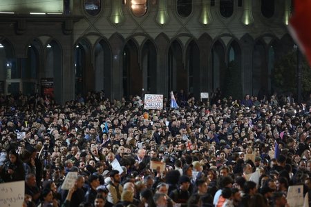 Mii de oameni au protestat în Georgia faţă de legea referitoare la "agenţii străini" pe care Parlamentul se pregăteşte să o adopte. "Ruşi! Ruşi!", au strigat manifestanţii - VIDEO