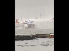 Aeroportul Internaţional din Dubai a deviat zborurile din cauza unei furtuni care a transformat pistele într-un adevărat lac - VIDEO