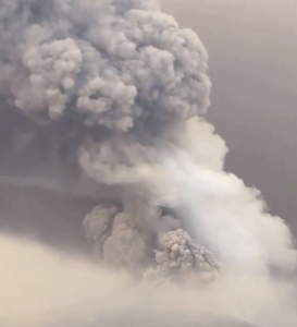 Indonezia - Sute de persoane evacuate după erupţia vulcanului Ruang / Lavă şi nori de cenuşă, atuncate spre cer / Nivelul de alertă ridicat - VIDEO