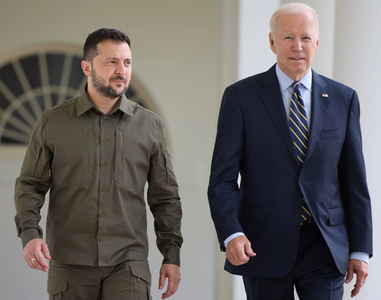 Biden îi promite lui Zelenski la telefon să trimită ”rapid” ajutorul militar aprobat de Camera Reprezentanţilor, majoritar republicană, după ce este aprobat în Senat. Biden convine cu von der Leyen că că este ”vital” ca Ucraina să fie susţinută în continu