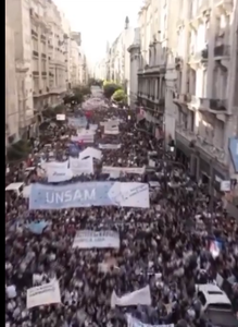 Protest uriaş în Argentina împotriva reducerilor din educaţie / Universităţile anunţă că s-ar putea închide în lipsa finanţării - VIDEO

