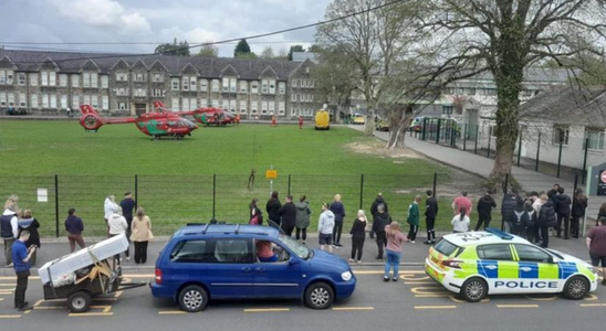 Trei răniţi într-un atac cu cuţitul la o şcoală în Ţara Galilor. O persoană arestată