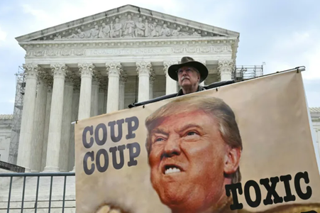 Curtea Supremă a SUA ar urma să respingă imunitatea pretinsă de Trump, dar riscă să întârzie şi mai mult procesul penal federal de la Washington