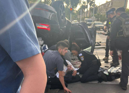 Ministrul israelian al Securităţii Naţionale Itamar Ben Gvir, rănit într-un accident rutier în apropiere de Tel Aviv şi spitalizat. Alte două persoane, rănite şi spitalizate în accident. Maşina ministrului s-a răsturnat. Un atac cu cuţitul a avut loc în l