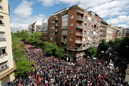 O mobilizare socialistă la Madrid îi cere lui Sanchez să nu demisioneze, Opoziţia îl acuză de  ”victimizare” şi ”spectacol”
