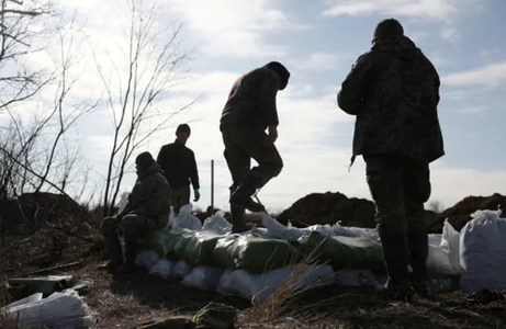 Armata rusă revendică cucerirea unui nou sat ucrainean Semenivka, în apropiere de Avdiivka. Kievul anunţă că a respins 55 de atacuri în Doneţk
