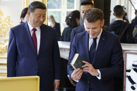 Macron i-a oferit cadou lui Xi, între altele coniac şi "Notre-Dame de Paris"