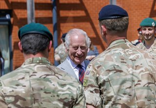 "Mi s-a permis să ies din cuşcă", glumeşte Regele Charles în timpul unei vizite surpriză la un colegiu militar. Suveranul nu s-a întâlnit însă cu fiul său, prinţul Harry, venit la Londra. Între timp, Harry, însoţit de Meghan, a ajuns în Nigeria - FOTO