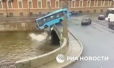 Un autobuz cu 20 de pasageri a căzut de pe un pod şi s-a scufundat în apă la Sankt Petersburg. Sunt cel puţin 4 morţi. Momentul a fost surprins de camerele de supraveghere - VIDEO