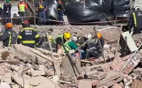 Un bărbat a fost salvat la cinci zile după prăbuşirea unei clădiri în Africa de Sud. Bilanţul tragediei a ajuns la 13 morţi, în timp ce aproape 40 de persoane sunt încă dispărute - VIDEO