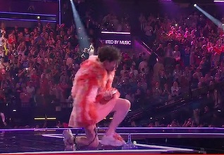 Nemo, câştigătorul Eurovision, a spart trofeul pe scenă, dar a primit altul în schimb: Nu am spart doar codul, am spart şi trofeul - VIDEO