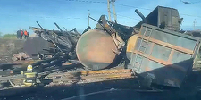 Un marfar deraiat în Gara Kotluban, în regiunea Volgograd, în sud-vestul Rusiei, de către ”persoane neaurotizate”, acuză Moscova. Un rezervor de carburant şi un vagon, incendiate. Traficul feroviar, restabilit pe o linie