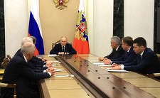 Putin a făcut şedinţă cu liderii din sectorul militar şi afirmă că avansarea forţelor ruseşti în Ucraina decurge conform planului. Ministerul Apărării anunţă că Moscova a preluat controlul asupra a încă trei aşezări ucrainene
