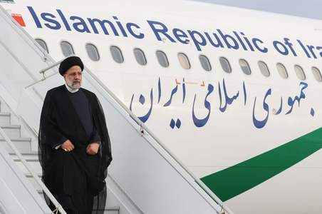 Cine a fost preşedintele iranian Ebrahim Raisi, mort într-un accident de elicopter?  Considerat un stâlp al sistemului, era suspectat că a supervizat execuţia a sute de deţinuţi politic, cu şanse mari de a deveni următorul lider suprem al ţării