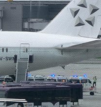 UPDATE - Un mort şi circa 30 de răniţi într-un zbor Londra-Singapore, în urma unor "turbulenţe puternice".  A coborât 1.800 de metri în 3 minute. Avionul era un Boeing 777 şi a aterizat de urgenţă la Bangkok. Persoana decedată este cetăţean britanic- FOTO