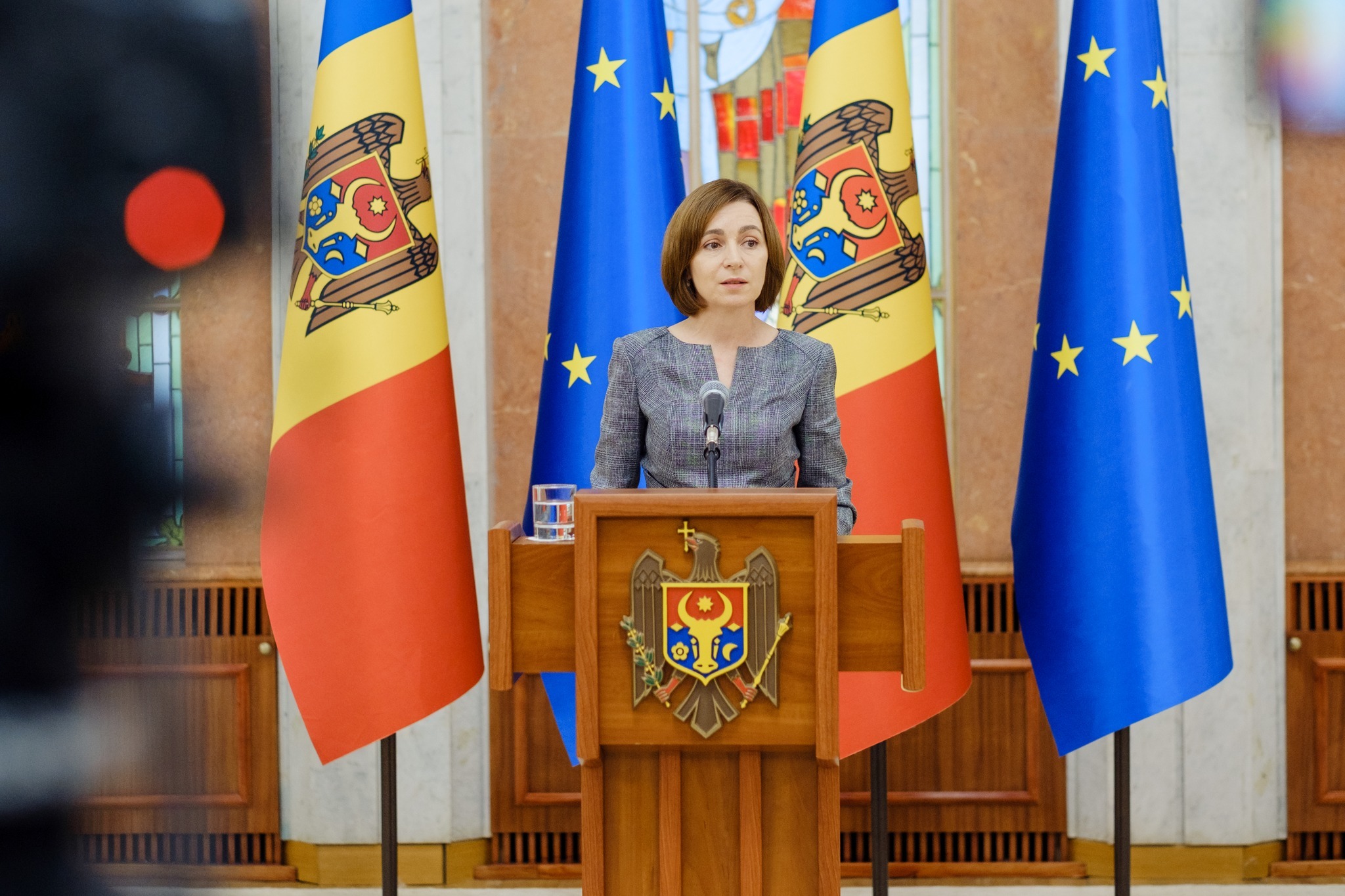 Maia Sandu depune jurământul pentru al doilea mandat de președinte al Republicii Moldova | sursa foto: News.ro Maia Sandu depune jurământul pentru al doilea mandat de președinte al Republicii Moldova | sursa foto: News.ro