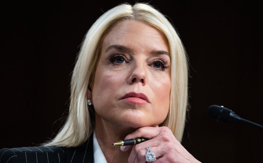 Pam Bondi, confirmată în funcţia de secretar al Justiţiei, secundată de trei avocaţi personali ai miliardarului, Todd Blanche, Emil Bove şi John Sauer