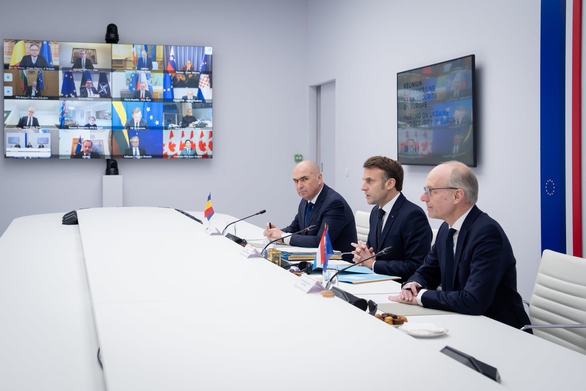 Emmanuel Macron afirmă, după a doua reuniune găzduită la Elysee, că Franţa şi partenerii ei sunt uniţi în privinţa Ucrainei. Din cei 19 invitaţi, numai Bolojan şi premierul Luxemburgului au fost prezenţi în persoană. Patru ţări din UE nu au participat înc