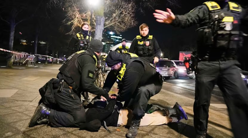 Un refugiat sirian în vârstă de 19 ani, suspectul în atacul cu cuţitul de la Memorialul Holocaustului din Berlin, în care a rănit grav un turist spaniol, a acţionat dintr-un motiv ”religios” şi voia ”să omoare evrei”