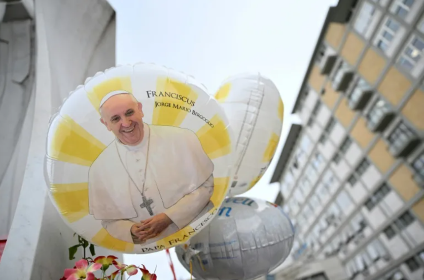 Papa Francisc, spitalizat într-o stare stabilă, ”s-a odihnit bine toată noaptea”
