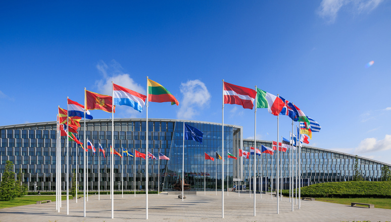 NBC News: Donald Trump ia în considerare o schimbare majoră a politicii NATO. SUA ar urma să renunţe la obligaţia de a-şi apăra aliaţii care nu cheltuiesc suficient pentru apărare, iar unele trupe americane din Europa ar urma să fie repoziţionate