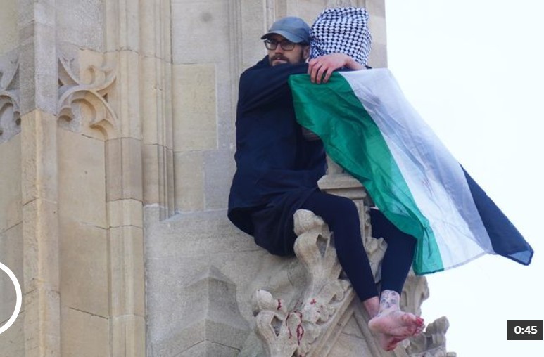 Un bărbat a urcat pe celebrul Big Ben cu un steag palestinian, în timp ce terenul de golf al lui Trump din Scoţia a fost vandalizat de militanţi pro-palestinieni – VIDEO, FOTO