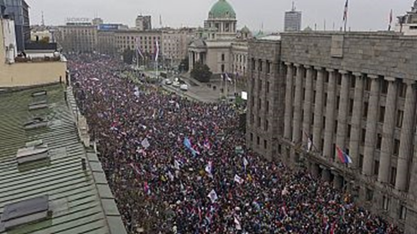 Protest masiv la Belgrad faţă de guvernul sârb: “Luptăm pentru un stat normal, un stat de drept, fără corupţie, minciună, presiuni mediatice, persecuţii” – VIDEO