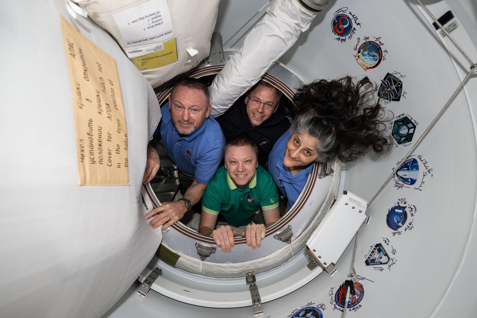 Cei doi astronauţi americani care plecat pentru o săptămână în spaţiu, dar au rămas blocaţi timp de nouă luni pe Staţia Spaţială Internaţională au revenit pe Pământ – VIDEO