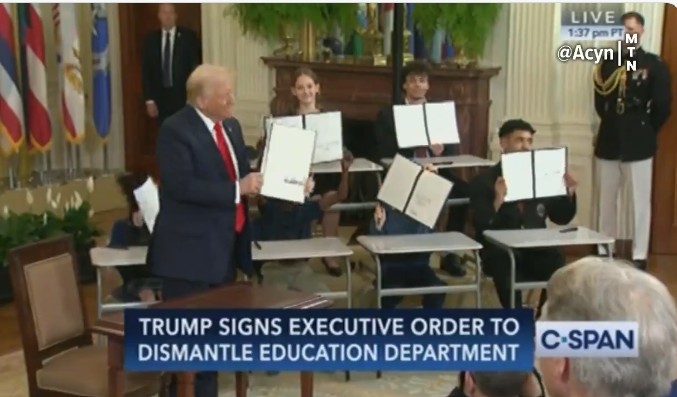 Trump a semnat ordinul pentru desfiinţarea Departamentului Educaţiei din SUA. Ce i-a spus secretarului recent numit la şefia instituţiei