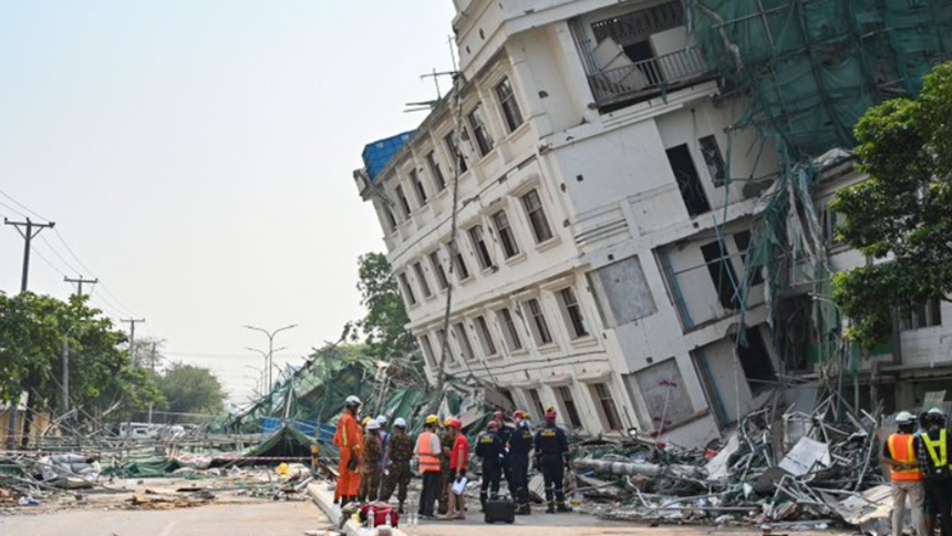 Un bărbat tânăr, scos în viaţă din ruinele unui hotel, la Naypyidaw, la cinci zile după cutremurul din Myanmar, soldat cu cel puţin 2.700 de morţi