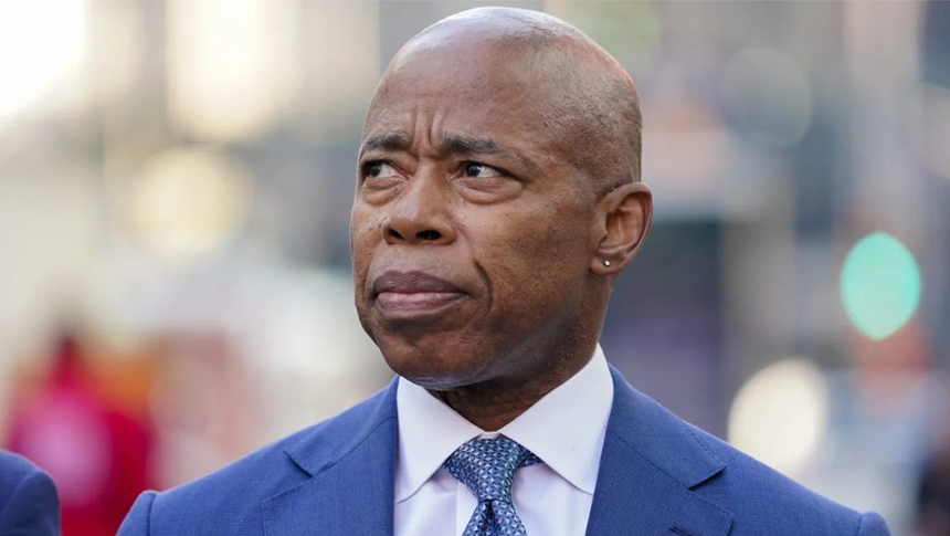 După presiunile administraţiei Trump, justiţia a clasat dosarul de corupţie împotriva lui Eric Adams, primarul New York-ului