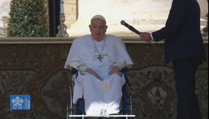 Papa Francisc, aflat în convalescenţă, a apărut printre credincioşii din Piaţa Sfântul Petru de la Vatican – VIDEO