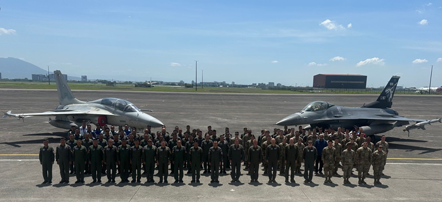 SUA şi Filipinele desfăşoară până la 18 aprilie Operaţiunea ”Cope Thunder”, exerciţii militare prin care-şi consolidează capacitatea ”disuasiunii strategice” în apropiere de Taiwan, înaintea manevrelor militare ”Balikatan”, prevăzute la sfârşitul lui apri
