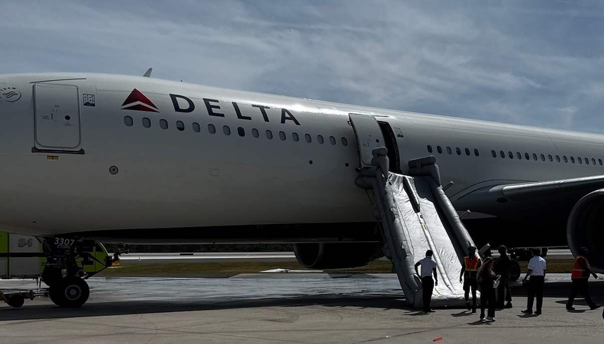 Incident grav la aeroportul din Orlando: Motorul unui avion a luat foc / Pasagerii, evacuaţi pe tobogane – VIDEO