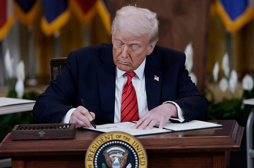 Aproximativ jumătate dintre americani consideră că Trump a fost un preşedinte „slab” sau „groaznic” până în acum, arată un nou sondaj
