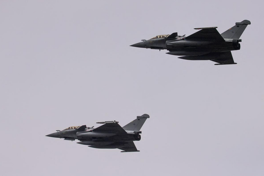 Cinci avioane de vânătoare indiene, între care unele Rafale, doborâte, susţin surse pakistaneze