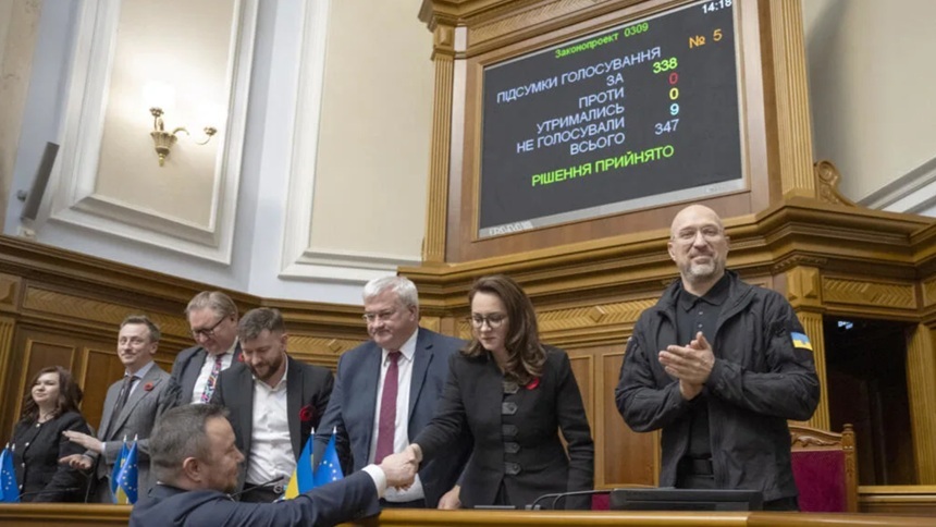 Parlamentul ucrainean ratifică Acordul ”istoric” al Mineralelor cu SUA, care va permite Ucrainei ”să beneficieze de un nou ajutor militar”, anunţă ministrul ucrainean al Economiei Iulia Svîrîdenko. ”Acordul nu meţionează nicio datorie, ci doar noi investi