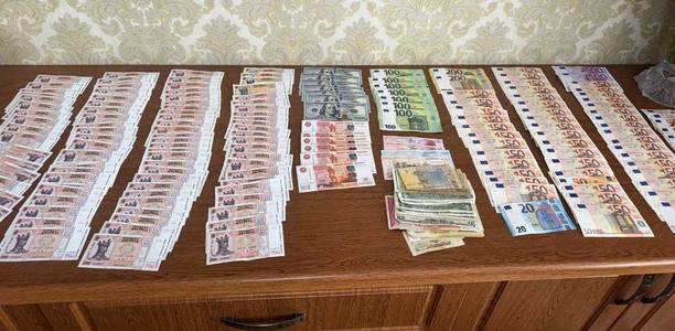Zeci de percheziţii au avut loc în Republica Moldova într-un dosar de finanţare electorală ilegală. Viceprimarul din Comrat, capitala Găgăuziei, a fost reţinut împreună cu alte trei persoane suspectate de coruperea alegătorilor