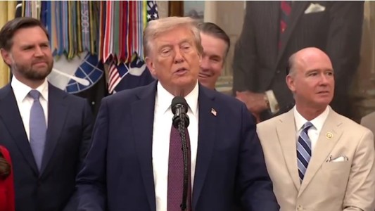 Donald Trump îşi face prima sa apariţie publică după o săptămână şi răspunde zvonurilor despre starea sa de sănătate: „Fake news”